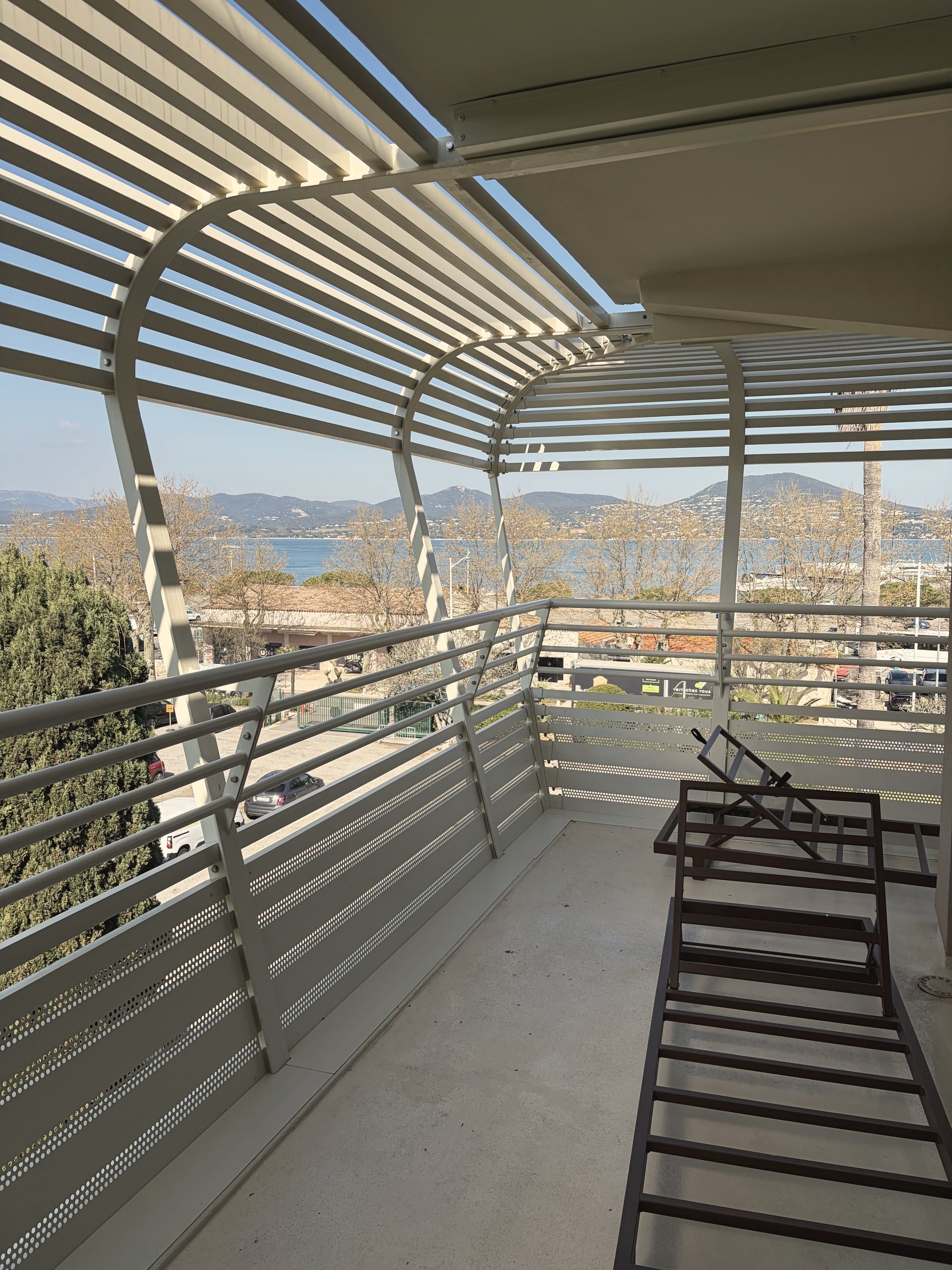 Loggia et brise-soleil, vue sur le golfe